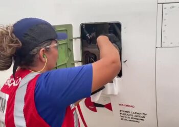Aos 46 anos, mulher troca máquinas agrícolas por aviões e vira mecânica aeronáutica no DF