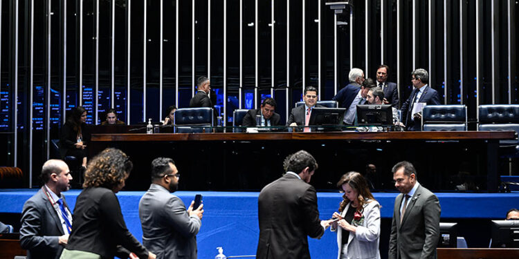 Após professores, garis, médicos e outros esperam por votação de piso salarial — Senado Notícias